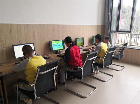 啟明班學生在電子閱覽室.jpg