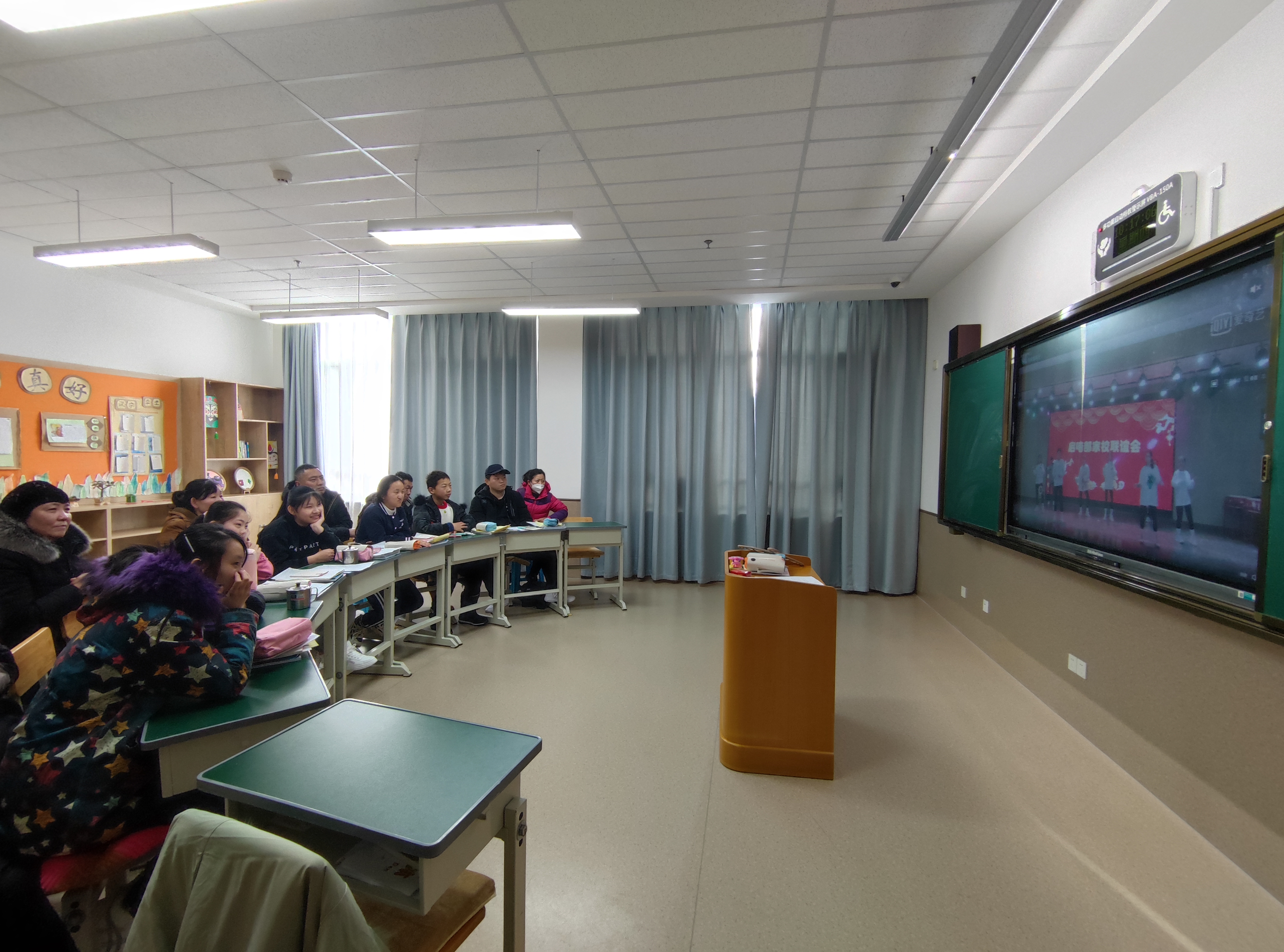 家長(zhǎng)看演出.jpg